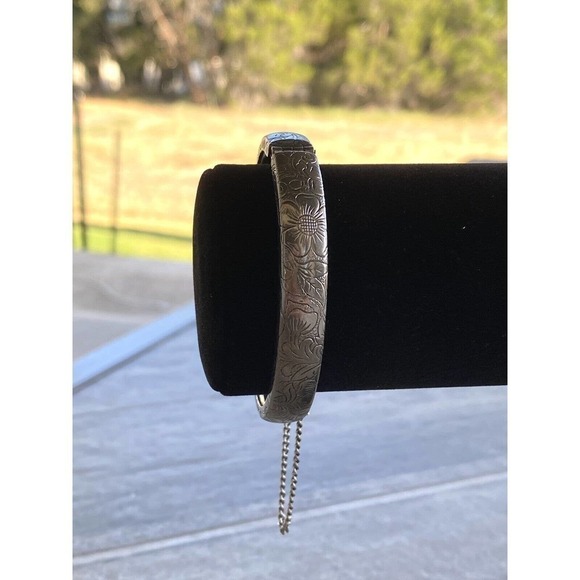 A beautiful vintage cuff bracelet with floral design features safety chain - Picture 7 of 12
